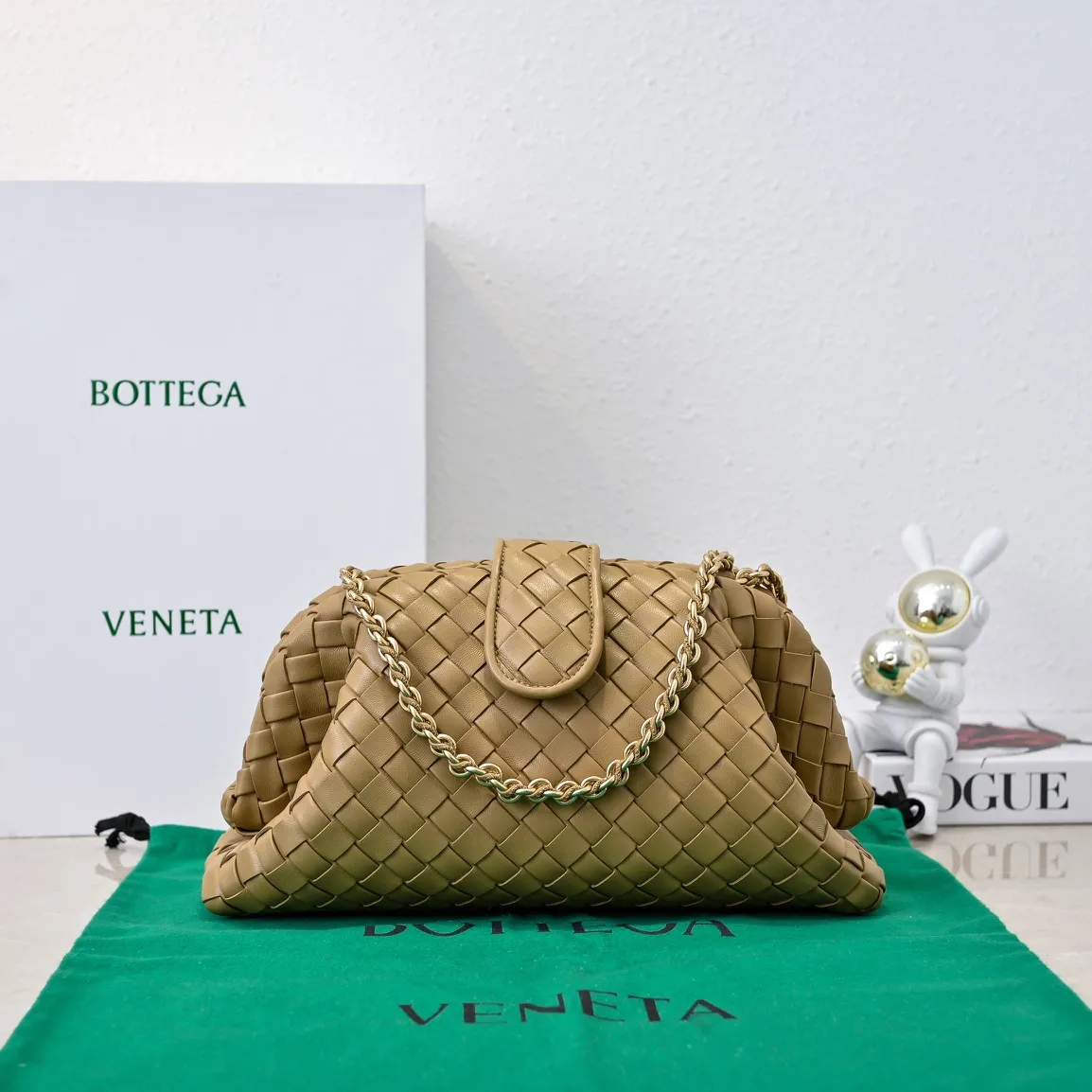 Batch 2260 Bitters Venetia 2024 summer series brings Lauren 1980 handbags back to the public eye. The design of the bag is inspired by ancient Roman architecture. It uses the brand's iconic Intrecciato lambskin woven bag body with a hard frame. No logo can be seen on the whole bag. It is equipped with a leather woven metal chain. When using it as a clutch, just put the chain directly in the bag ~ showing an elegant and timeless style. Decades later, when Lauren Hutton once again walked on the Bottega Venetia spring and summer show with this bag, the charm of the year still remains intact despite the passage of time. Size: 31.5*16.5*11 Style No.: 5807